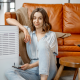 Jeune femme devant purificateur d'air aeromax