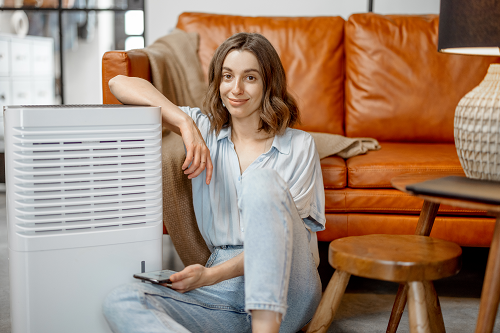 Jeune femme devant purificateur d'air aeromax